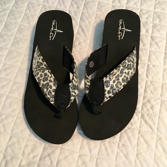 bluefin flip flops womens